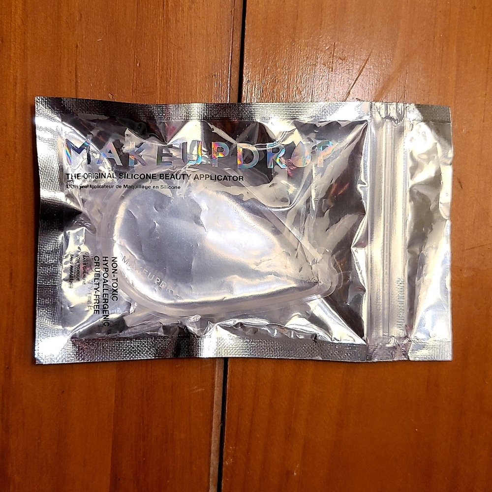 Makeup Drop silicone makeup applicator